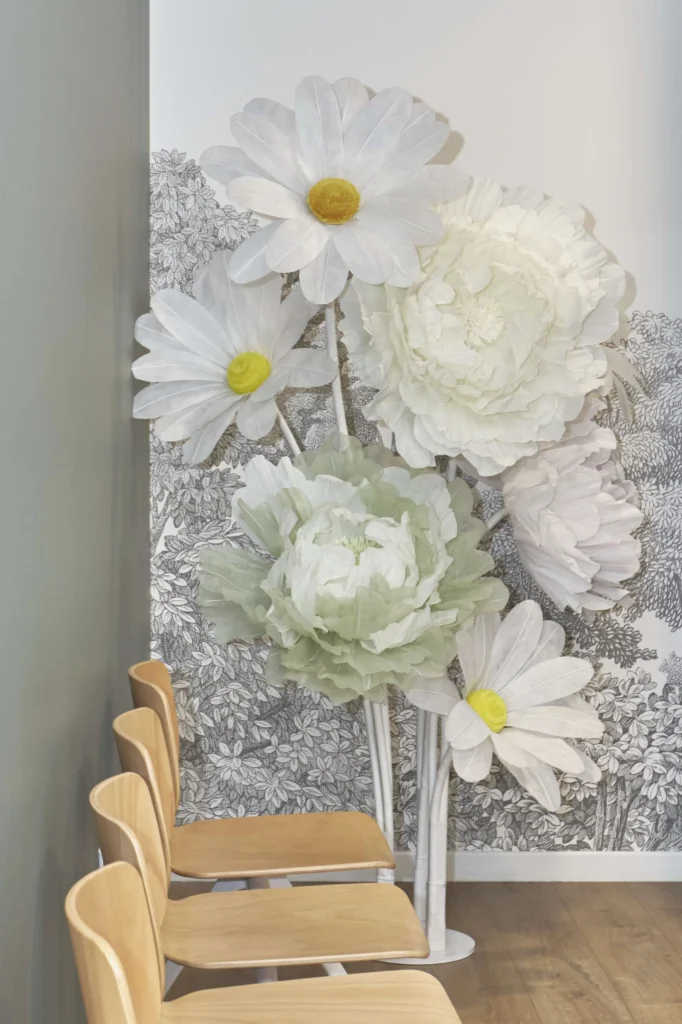 Composition florale sculpturale en papier de soie — marguerites et pivoines géantes blanches et vert tendre — œuvre florale pour espace intérieur PaperBay
